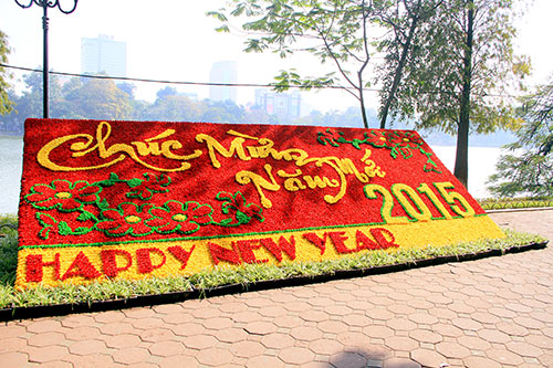 Hà Nội rực rỡ cờ hoa chào năm mới 2015