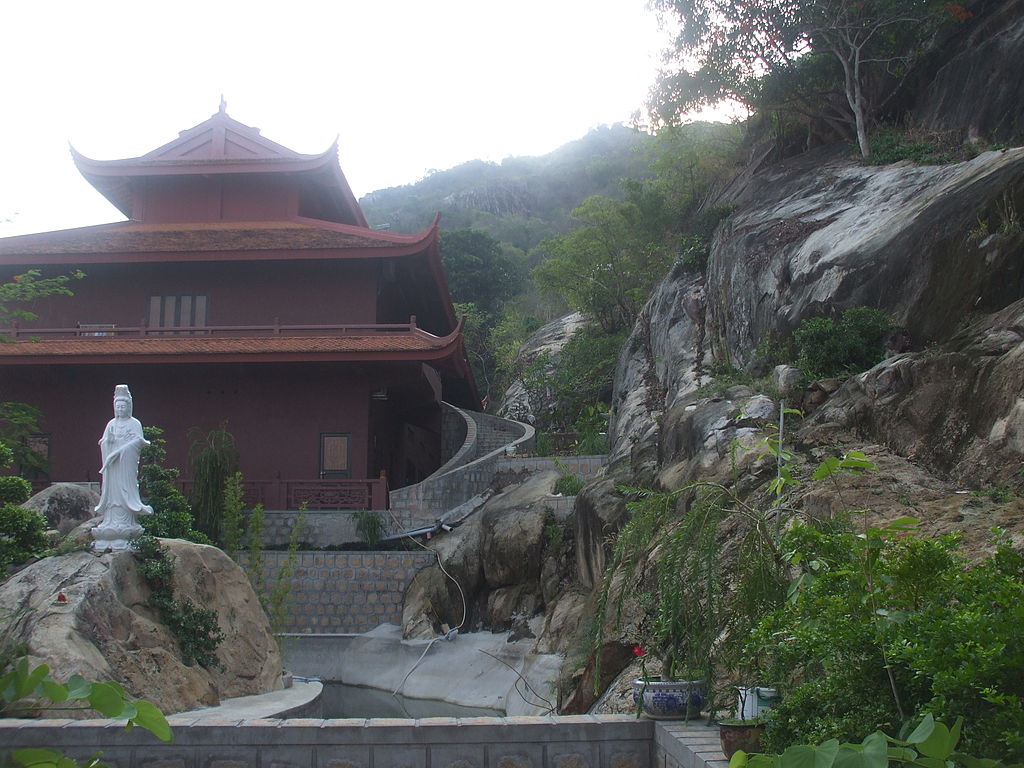 Chùa Hang nhỏ (Núi Sam, Châu Đốc), nơi tu học của các tu sĩ Phật giáo.