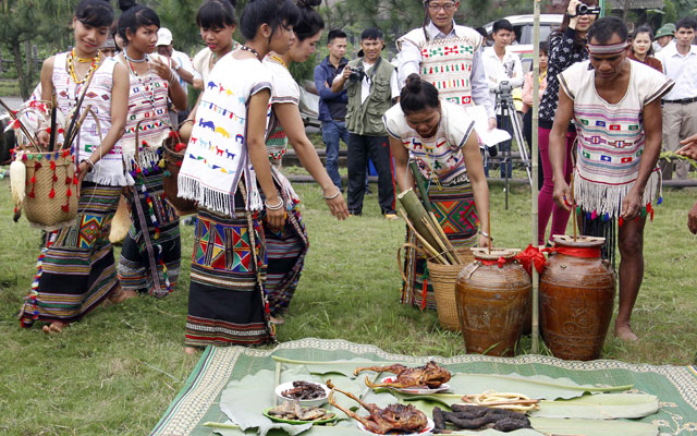 Lễ hội cúng thần lúa của người Mạ