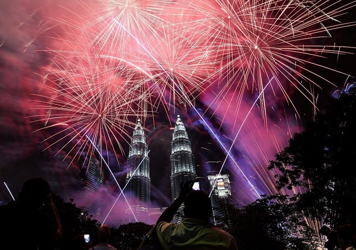Tháp đôi Petronas ở thủ đô Kuala Lumpur, Malaysia, rực rỡ đón năm mới. 